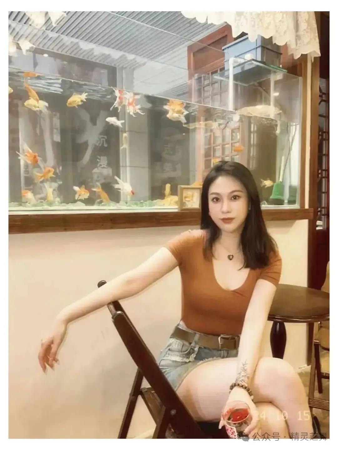 コーヒーを持つ