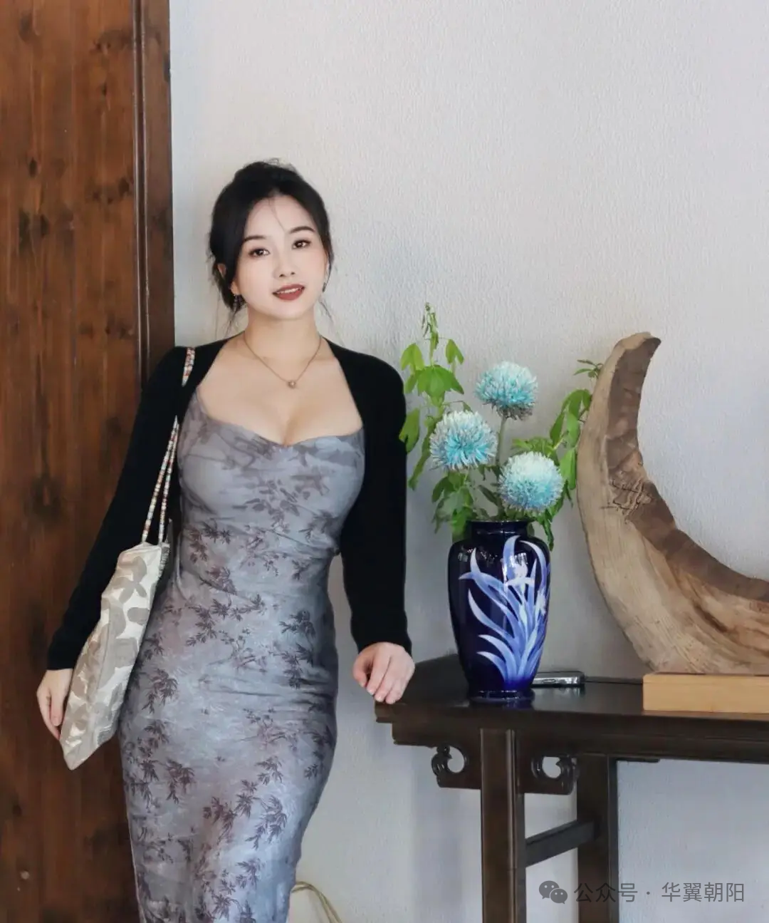 テーブルサイドの立ち姿