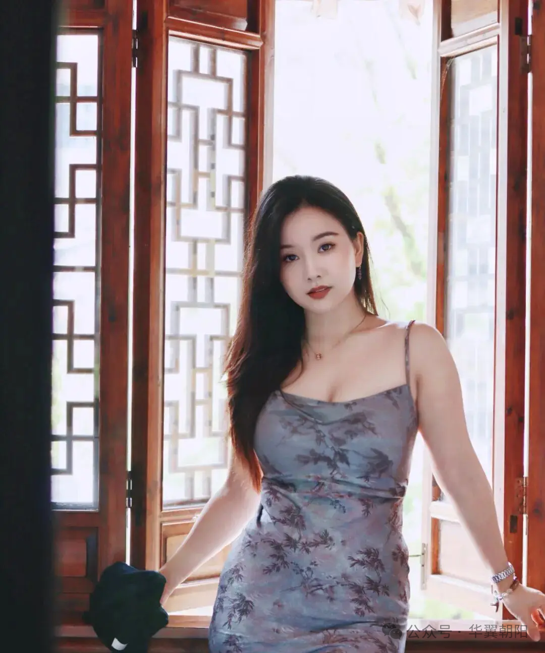 窓辺に寄りかかる