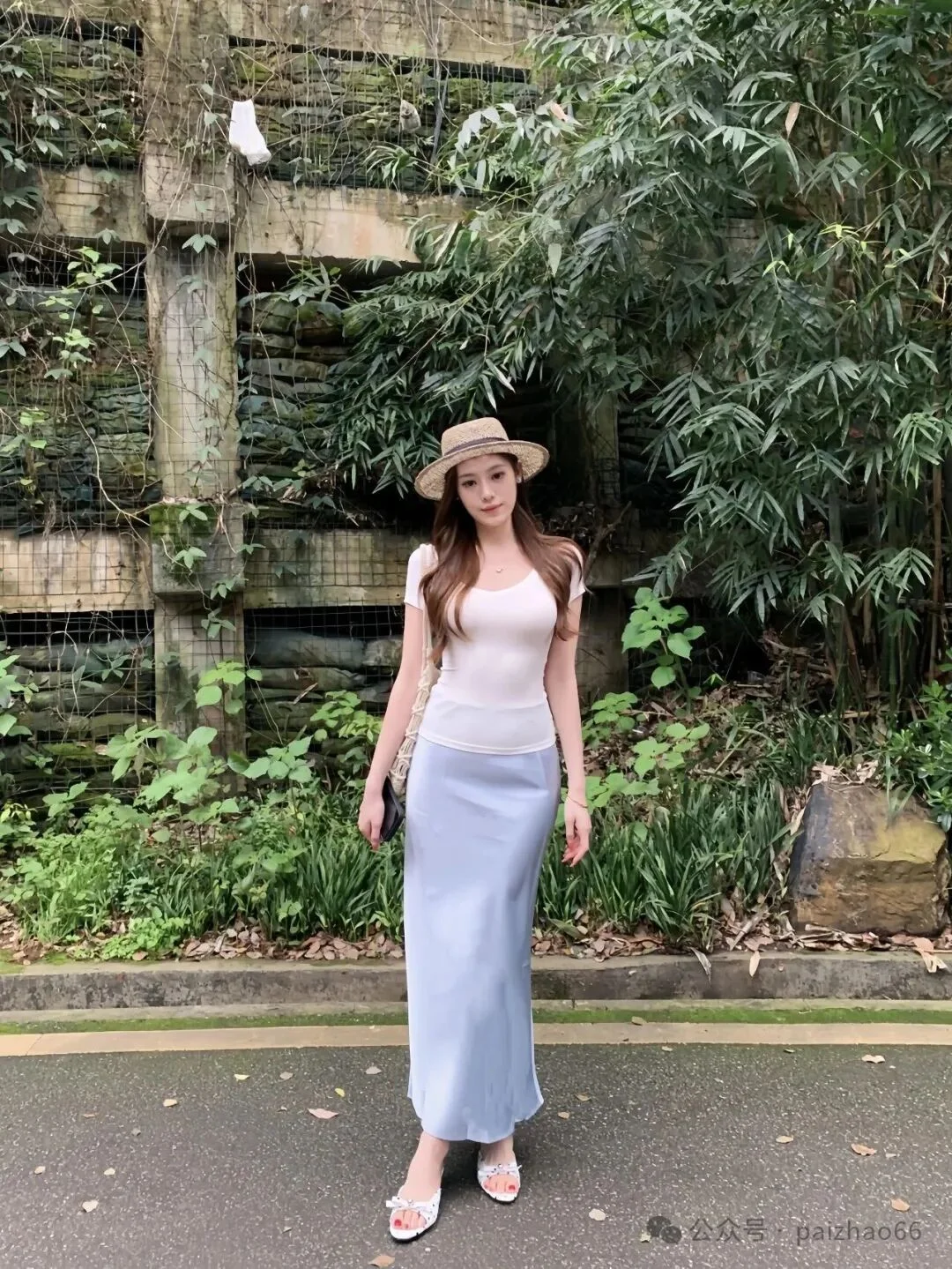 足を交差させて立ち